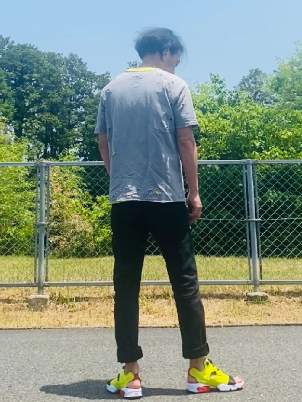 グレー系のTシャツ/カットソー、イエロー系のTシャツ/カットソー、ブラック系のデニムパンツを着用したメンズの夏コーディネートの3枚目の写真