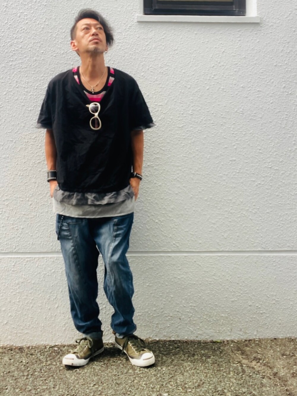 ブラック系のTシャツ/カットソー、ピンク系のタンクトップ、ブルー系のデニムパンツを着用したメンズの夏コーディネートの2枚目の写真