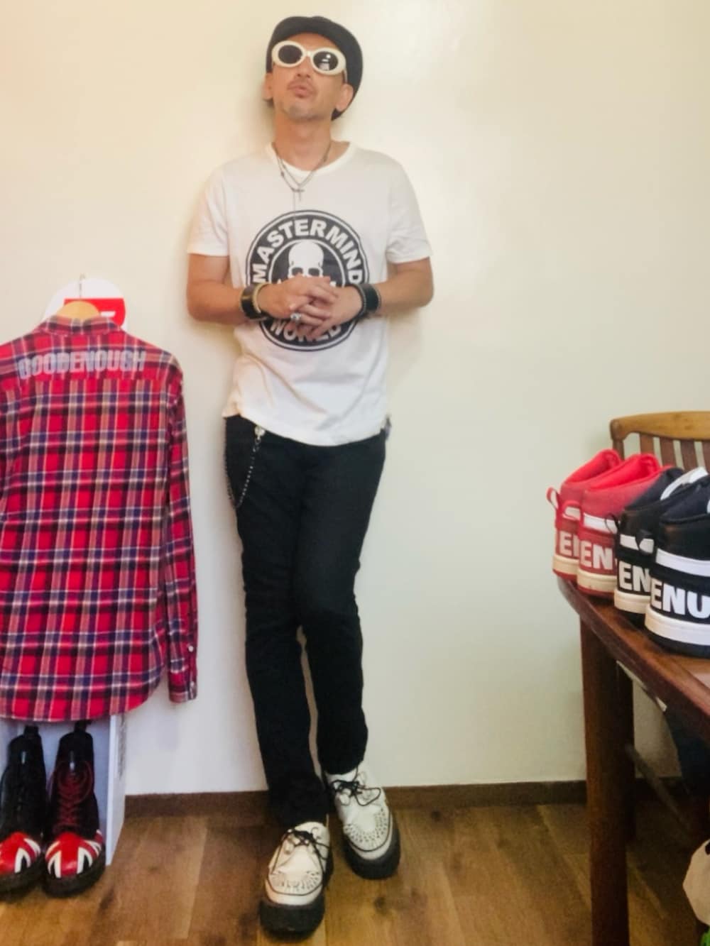 ホワイト系のTシャツ/カットソー、ブラック系のパンツ、ホワイト系のその他シューズを着用したメンズの夏コーディネートの2枚目の写真