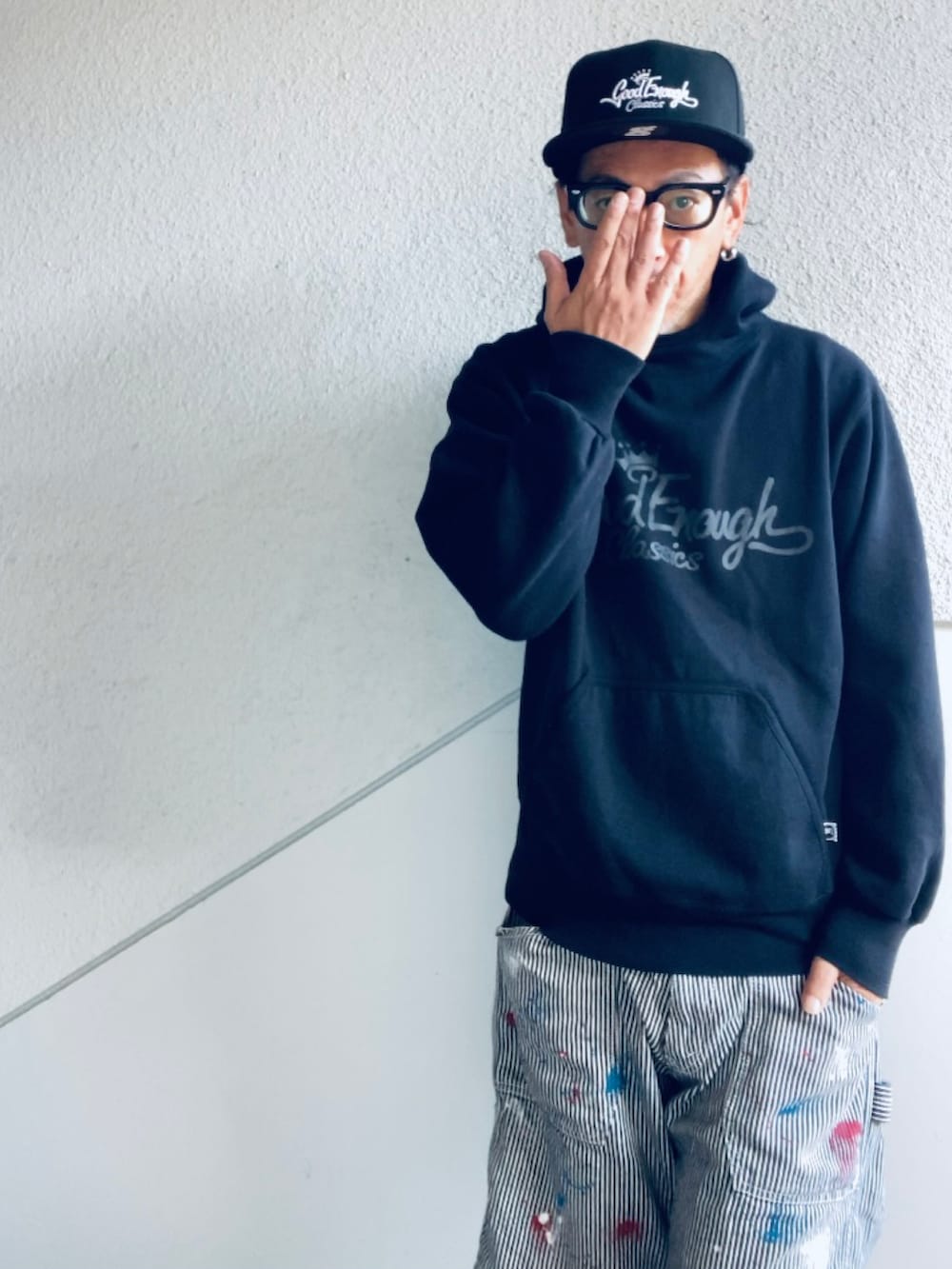 ブラック系のパーカー、グレー系のデニムパンツ、ブラック系のボストンバッグを着用したメンズの秋コーディネートの2枚目の写真