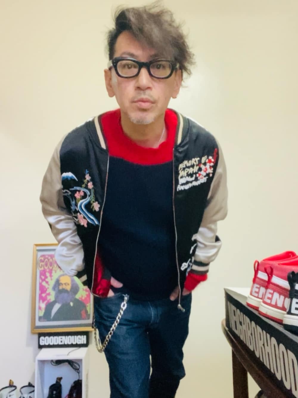 ブラック系のスカジャン、レッド系のニット/セーター、ブルー系のデニムパンツを着用したメンズの冬コーディネートの4枚目の写真