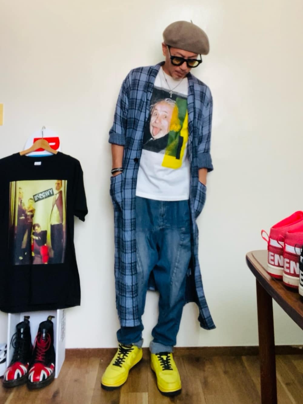 ブルー系のシャツ/ブラウス、ブルー系のデニムパンツ、イエロー系のスニーカーを着用したメンズの秋コーディネートの4枚目の写真