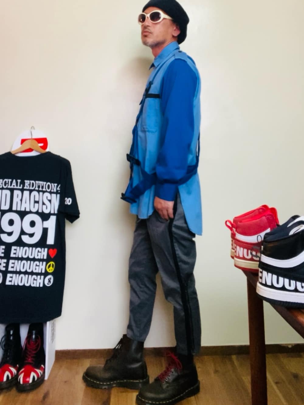 ブルー系のシャツ/ブラウス、グレー系のスラックス、グリーン系のブーツを着用したメンズの秋コーディネートの3枚目の写真