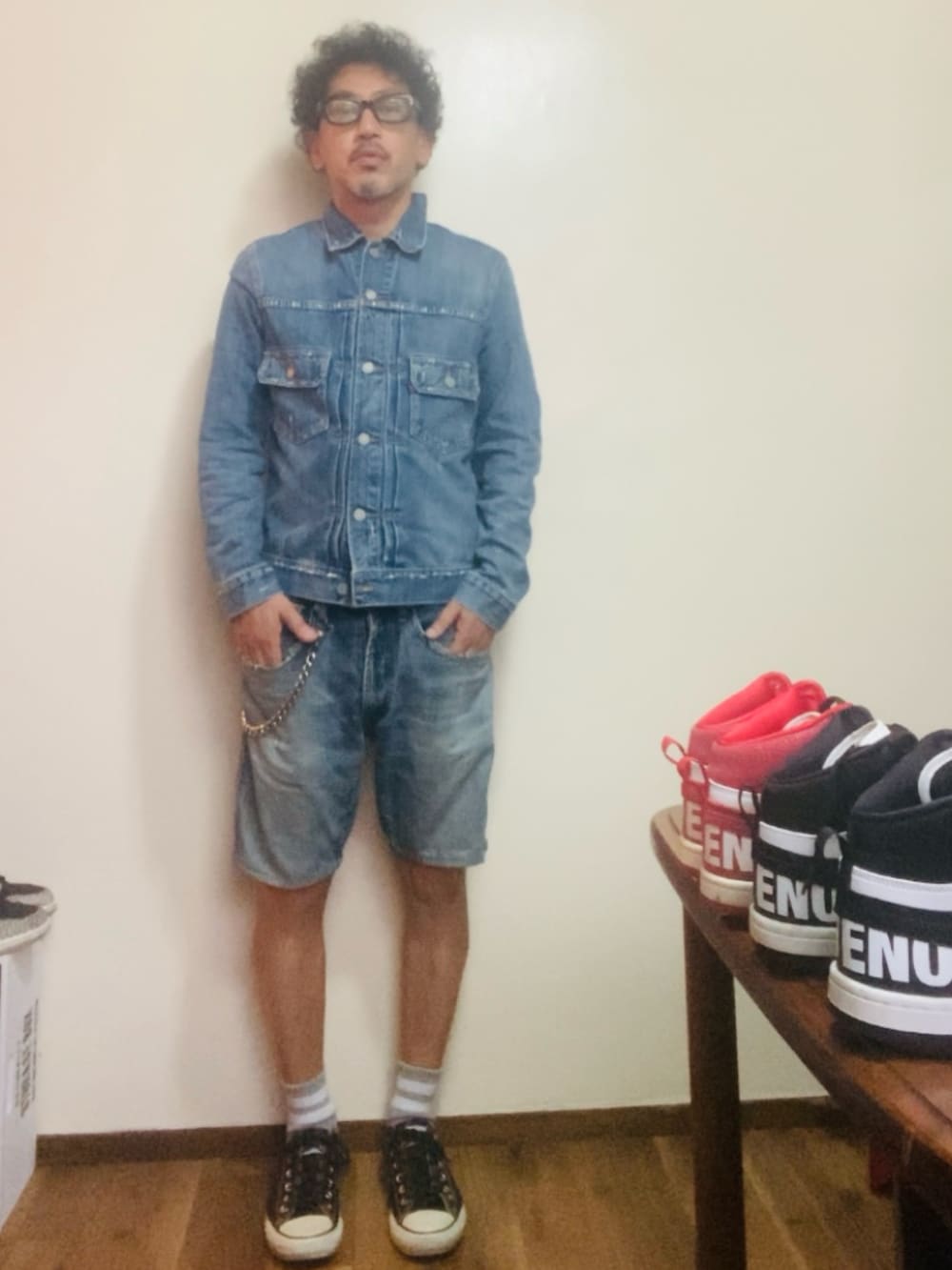 ブルー系のデニムジャケット、ブルー系のその他パンツ、ブラック系のスニーカーを着用したメンズの秋コーディネートの4枚目の写真