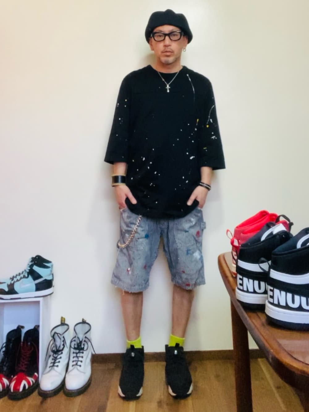 グレー系のデニムパンツ、ブラック系のスニーカー、ブラック系のTシャツ/カットソーを着用したメンズの春コーディネートの4枚目の写真