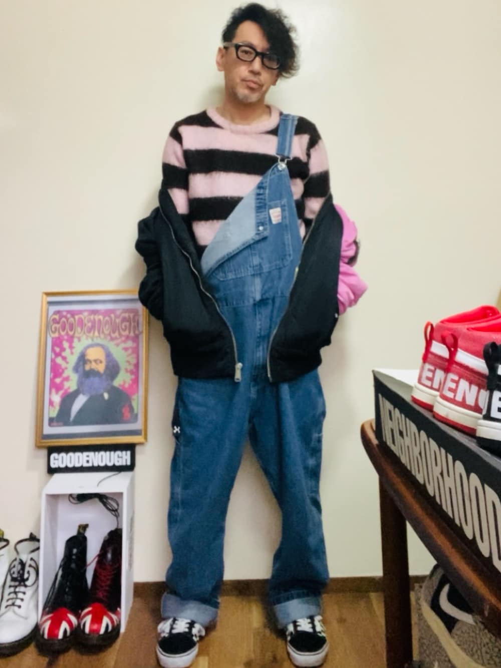 ブラック系のMA-1、ブルー系のサロペット/オーバーオール、ピンク系のニット/セーターを着用したメンズの冬コーディネートの5枚目の写真