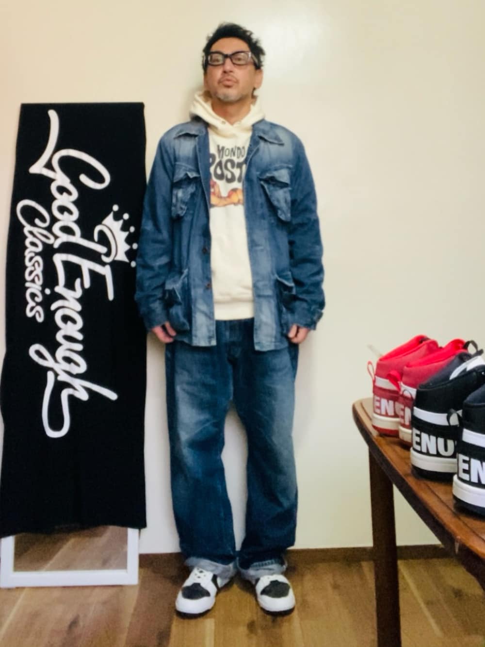 ブルー系のデニムパンツ、ブルー系のカバーオール、ホワイト系のスニーカーを着用したメンズの冬コーディネートの2枚目の写真