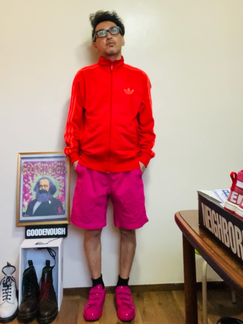 ピンク系のその他パンツ、ピンク系のスニーカー、レッド系のジャージを着用したメンズの夏コーディネートの2枚目の写真