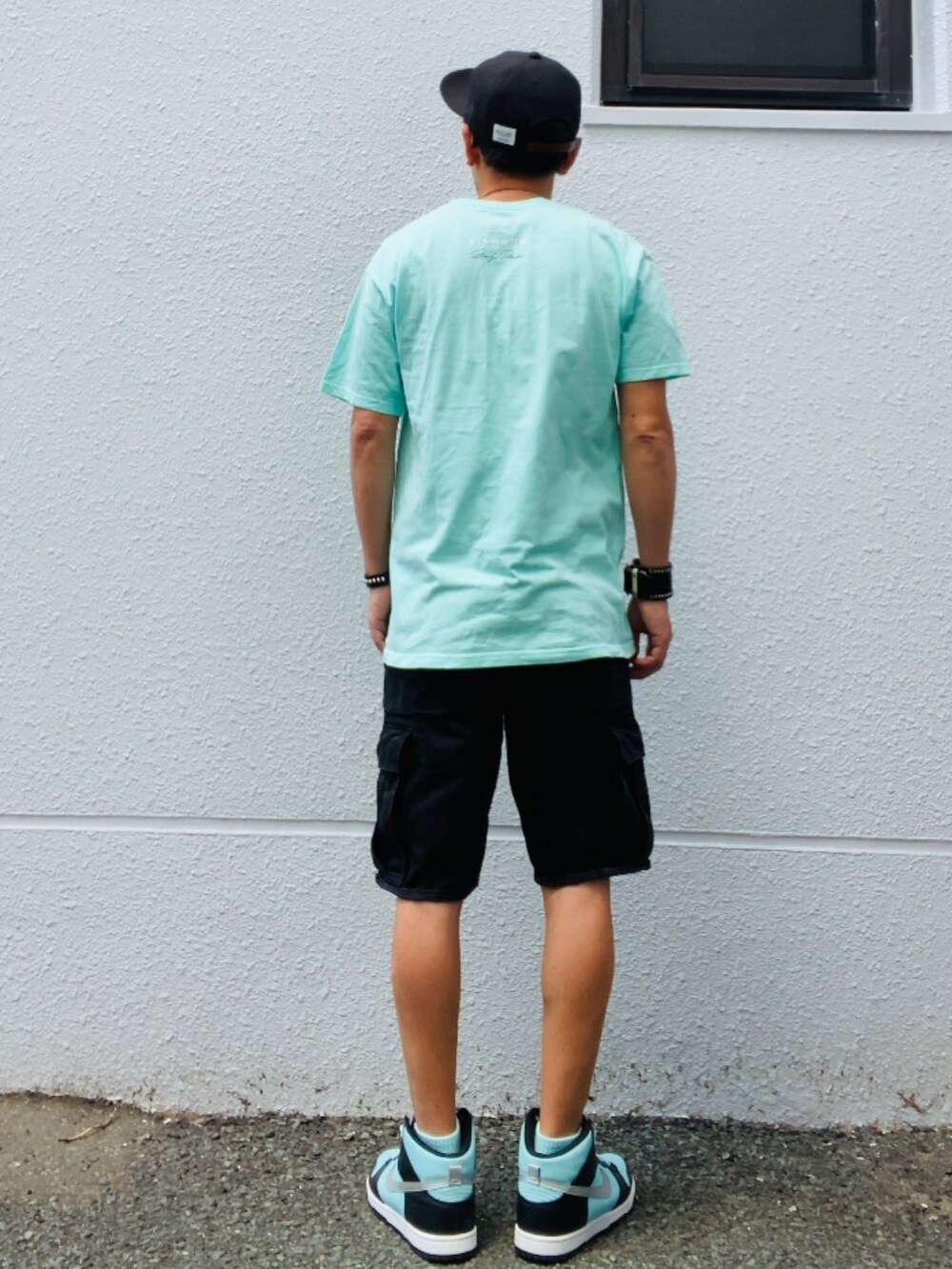 ブルー系のTシャツ/カットソー、ブラック系のカーゴパンツ、グリーン系のスニーカーを着用したメンズの春コーディネートの3枚目の写真