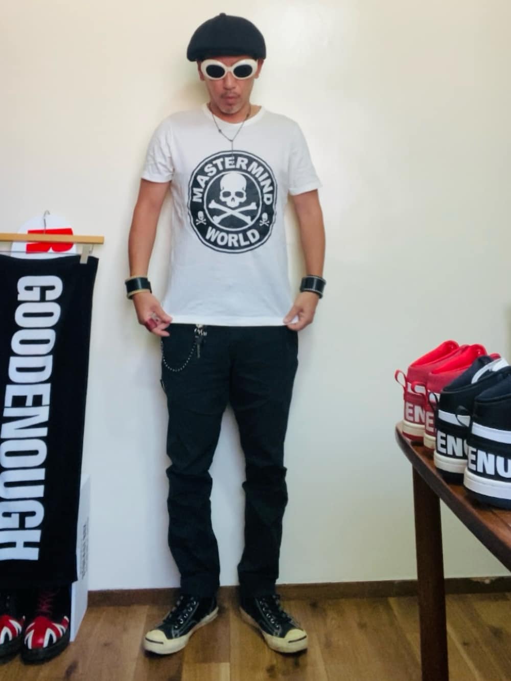 ホワイト系のTシャツ/カットソー、ブラック系のスニーカー、ブラック系のチノパンツを着用したメンズの夏コーディネートの3枚目の写真