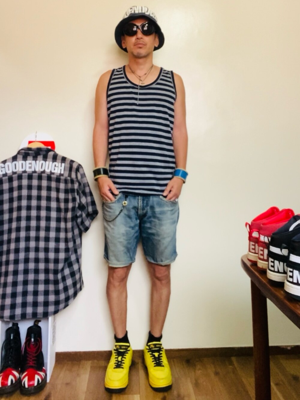グレー系のタンクトップ、ブルー系のその他パンツ、イエロー系のスニーカーを着用したメンズの夏コーディネートの2枚目の写真