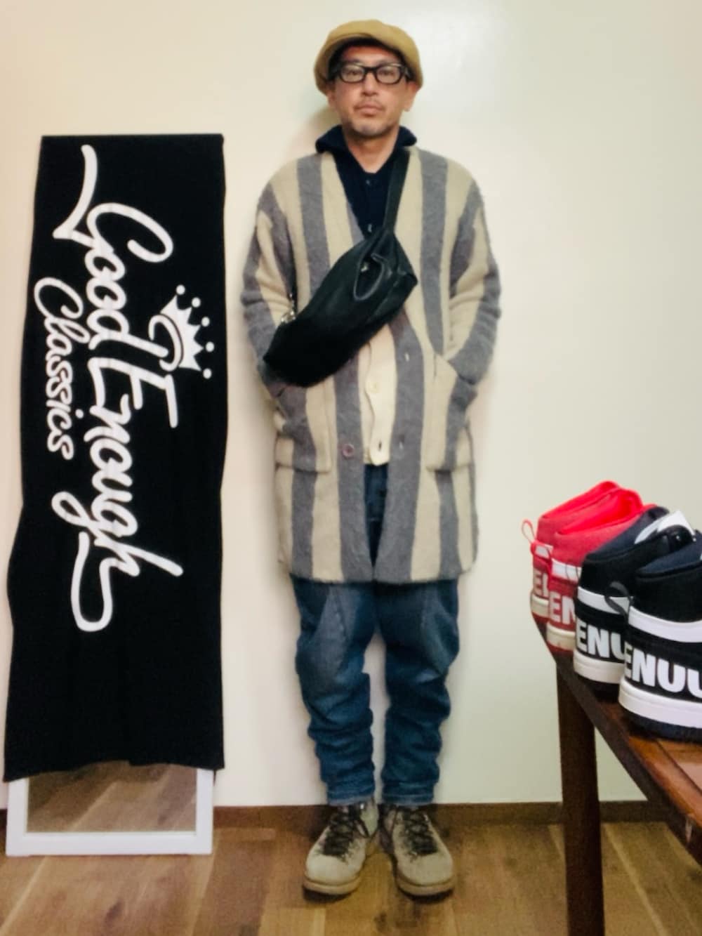 ブルー系のカーディガン/ボレロ、グレー系のカーディガン/ボレロ、ブルー系のデニムパンツを着用したメンズの冬コーディネートの2枚目の写真