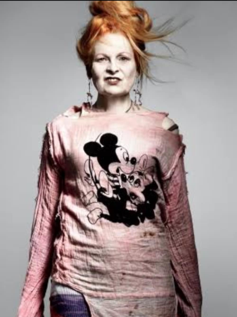 グレー系のスウェット、ブルー系のデニムパンツ、グリーン系のスニーカーを着用したメンズの春コーディネートの2枚目の写真