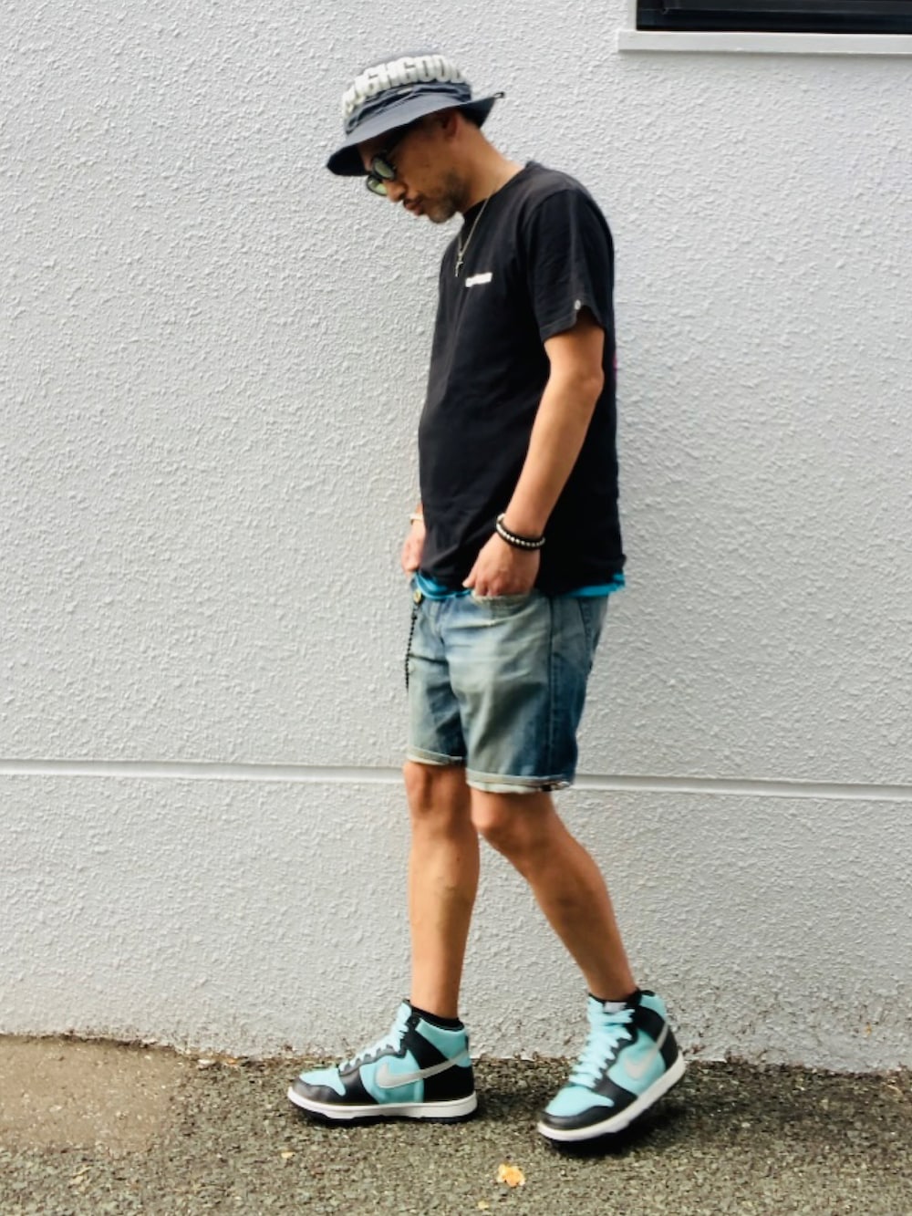 ブラック系のTシャツ/カットソー、ブルー系のその他パンツ、グリーン系のスニーカーを着用したメンズの春コーディネートの3枚目の写真