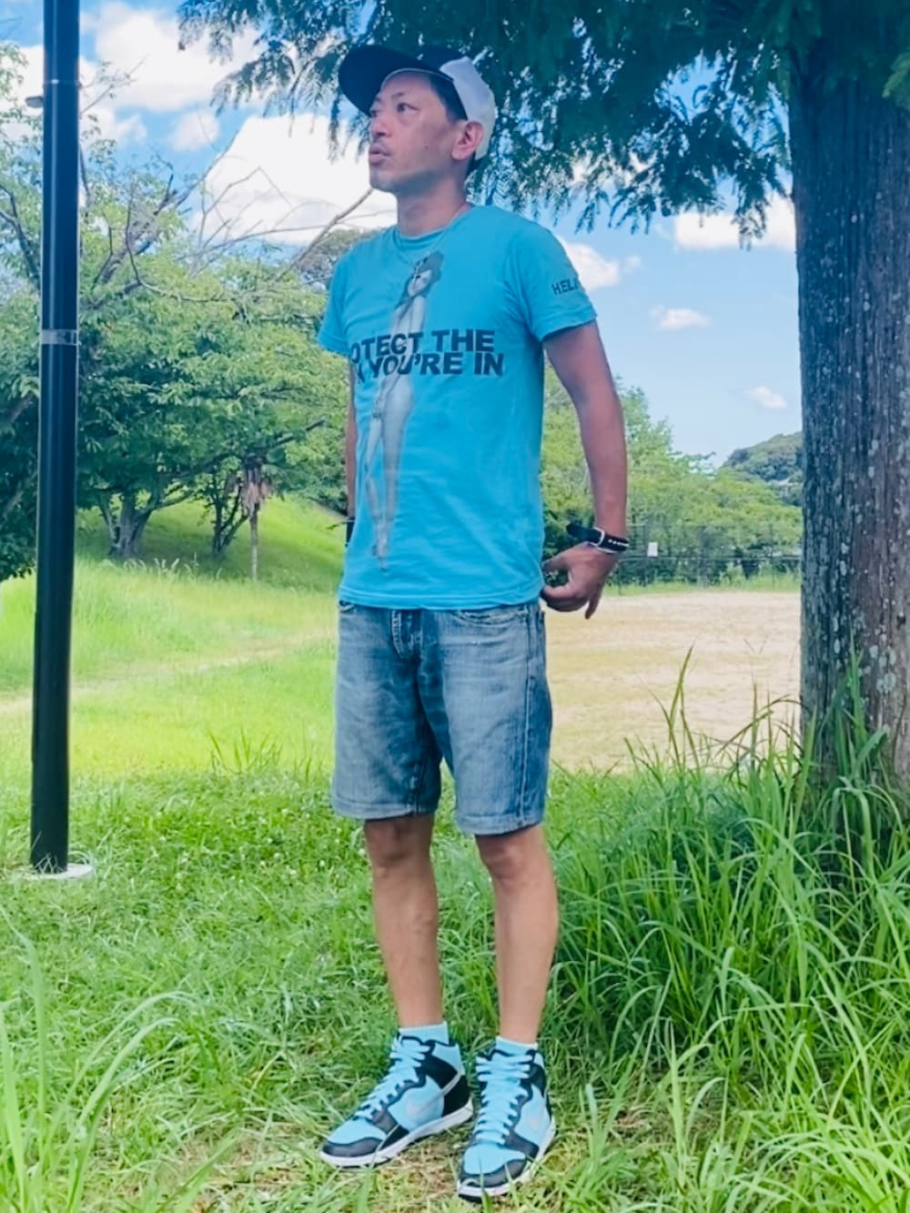 ブルー系のTシャツ/カットソー、ブルー系のその他パンツ、グリーン系のスニーカーを着用したメンズの夏コーディネートの4枚目の写真