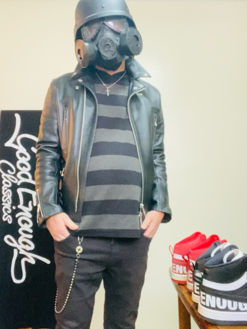 ブラック系のライダースジャケット、グレー系のニット/セーター、ブラック系のパンツを着用したメンズの冬コーディネートの3枚目の写真