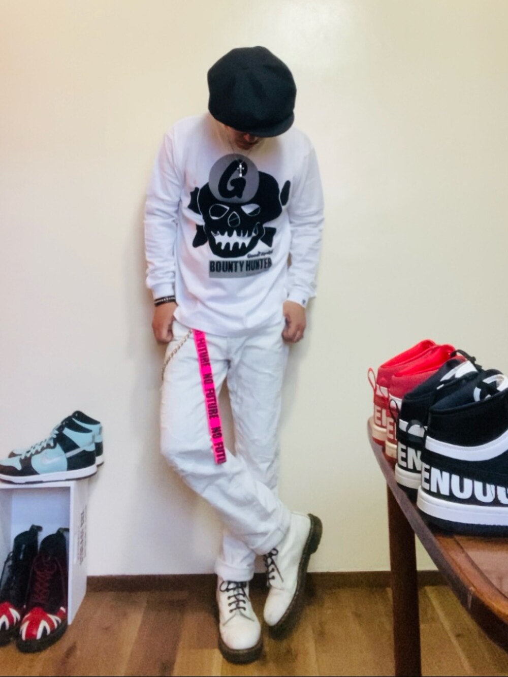 ホワイト系のTシャツ/カットソー、ホワイト系のデニムパンツ、ホワイト系のブーツを着用したメンズの夏コーディネートの3枚目の写真