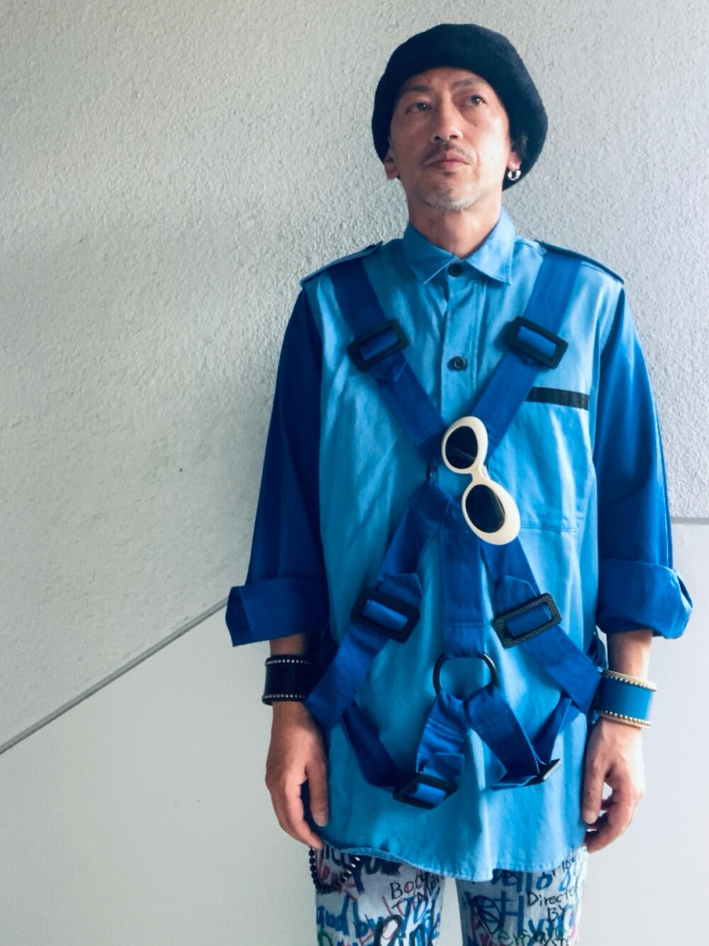 ブルー系のシャツ/ブラウス、ブルー系のデニムパンツ、ブラック系のブーツを着用したメンズの春コーディネートの5枚目の写真