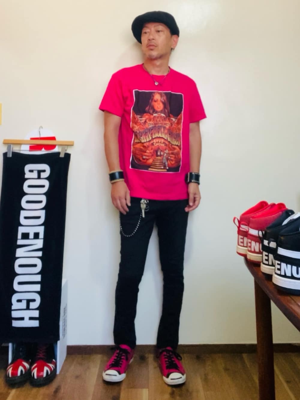 ピンク系のTシャツ/カットソー、ブラック系のパンツ、ピンク系のスニーカーを着用したメンズの夏コーディネートの2枚目の写真