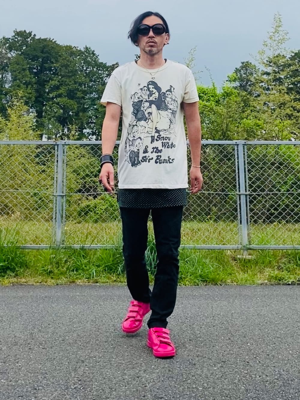 ホワイト系のTシャツ/カットソー、ブラック系のタンクトップ、ブラック系のデニムパンツを着用したメンズの春コーディネートの5枚目の写真