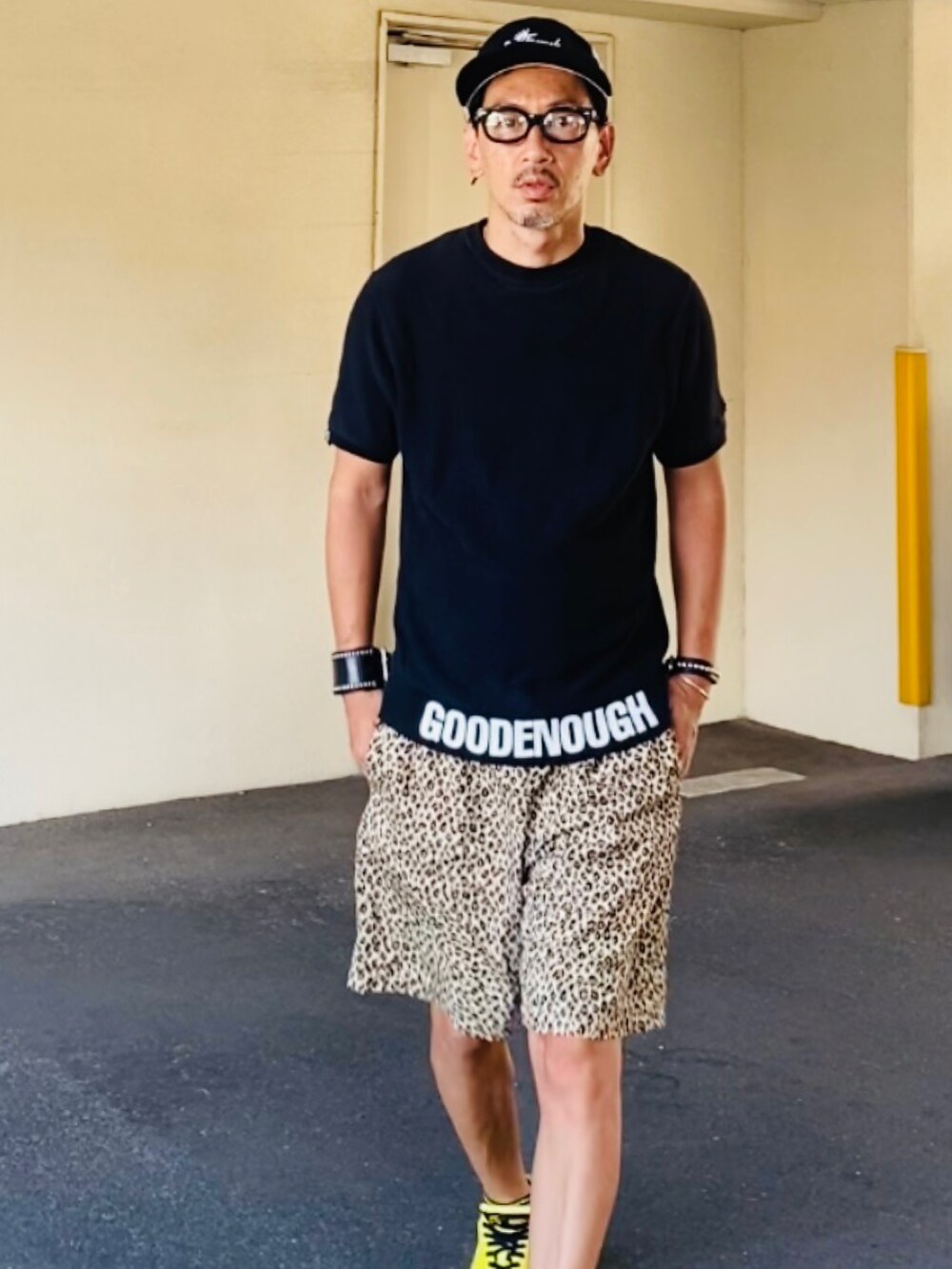 ブラック系のスウェット、ベージュ系のその他パンツ、イエロー系のスニーカーを着用したメンズの夏コーディネートの5枚目の写真