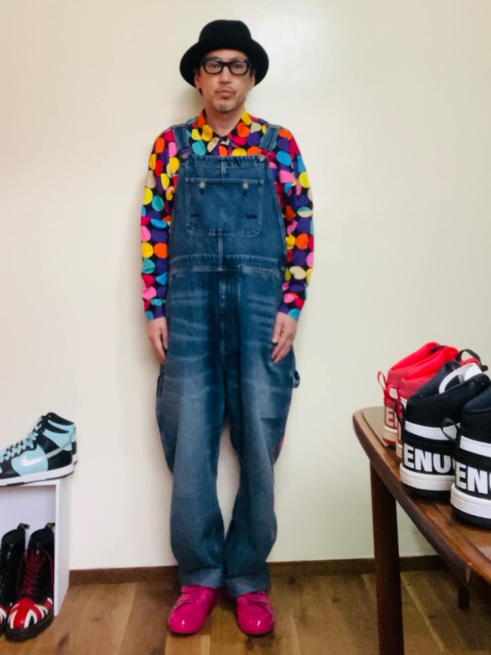 その他のシャツ/ブラウス、ブルー系のサロペット/オーバーオール、ピンク系のスニーカーを着用したメンズの春コーディネートの4枚目の写真