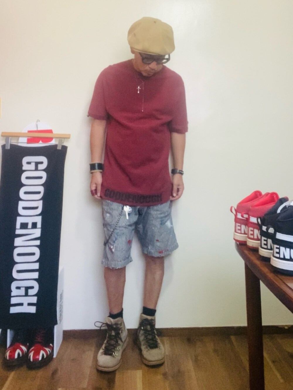 レッド系のスウェット、グレー系のデニムパンツ、ベージュ系のブーツを着用したメンズの夏コーディネートの3枚目の写真