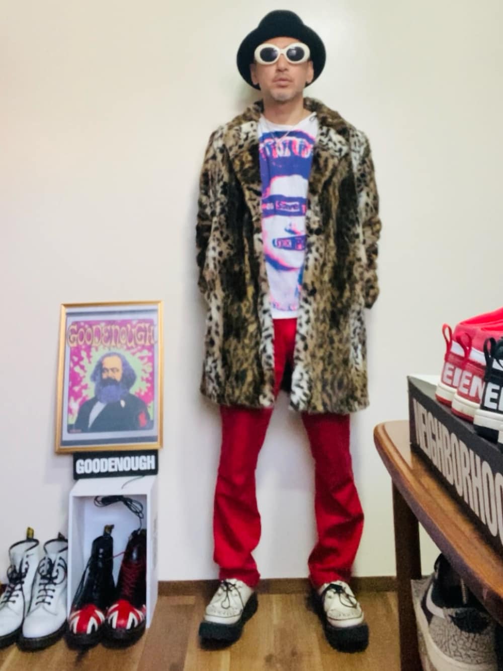 ホワイト系のその他シューズ、ホワイト系のTシャツ/カットソー、ブラウン系のムートンコートを着用したメンズの冬コーディネートの4枚目の写真