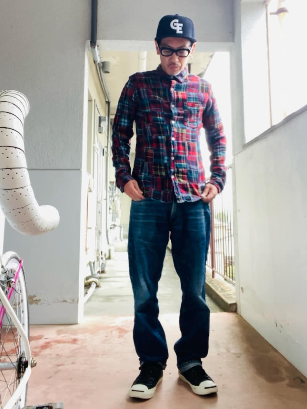 その他のシャツ/ブラウス、ブルー系のデニムパンツ、ブラック系のスニーカーを着用したメンズの春コーディネートの4枚目の写真