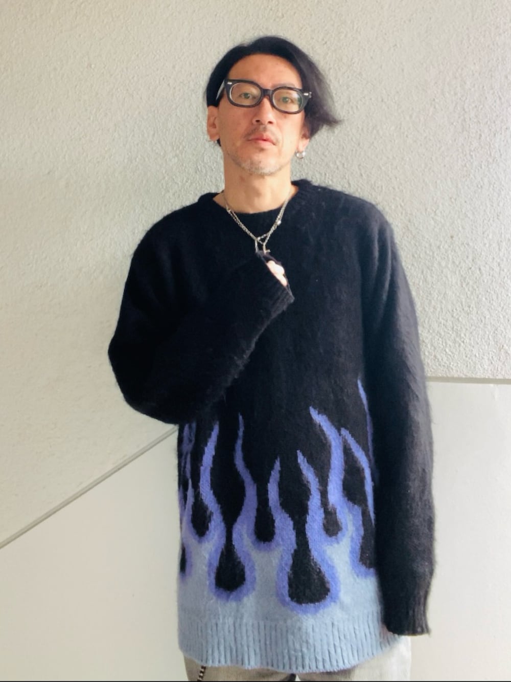 ブラック系のニット/セーター、グレー系のデニムパンツ、その他のスニーカーを着用したメンズの春コーディネートの3枚目の写真