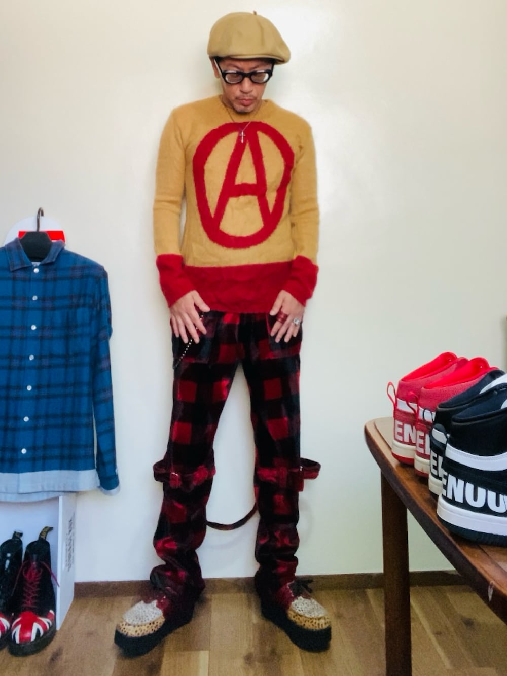 ベージュ系のニット/セーター、レッド系のその他パンツ、その他のシューズを着用したメンズの秋コーディネートの2枚目の写真