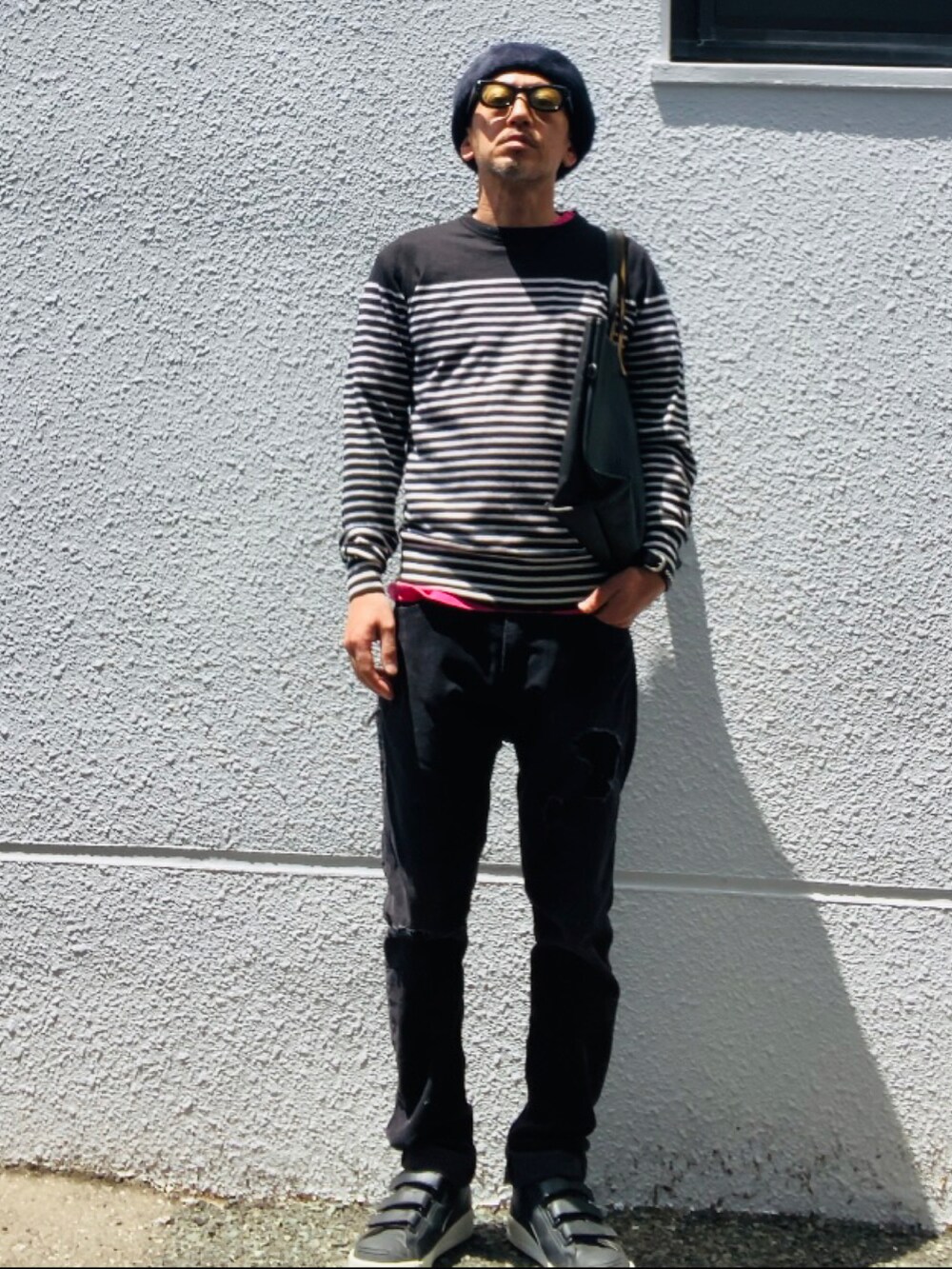 ブラック系のニット/セーター、ブラック系のトートバッグ、ブラック系のその他パンツを着用したメンズの春コーディネートの3枚目の写真