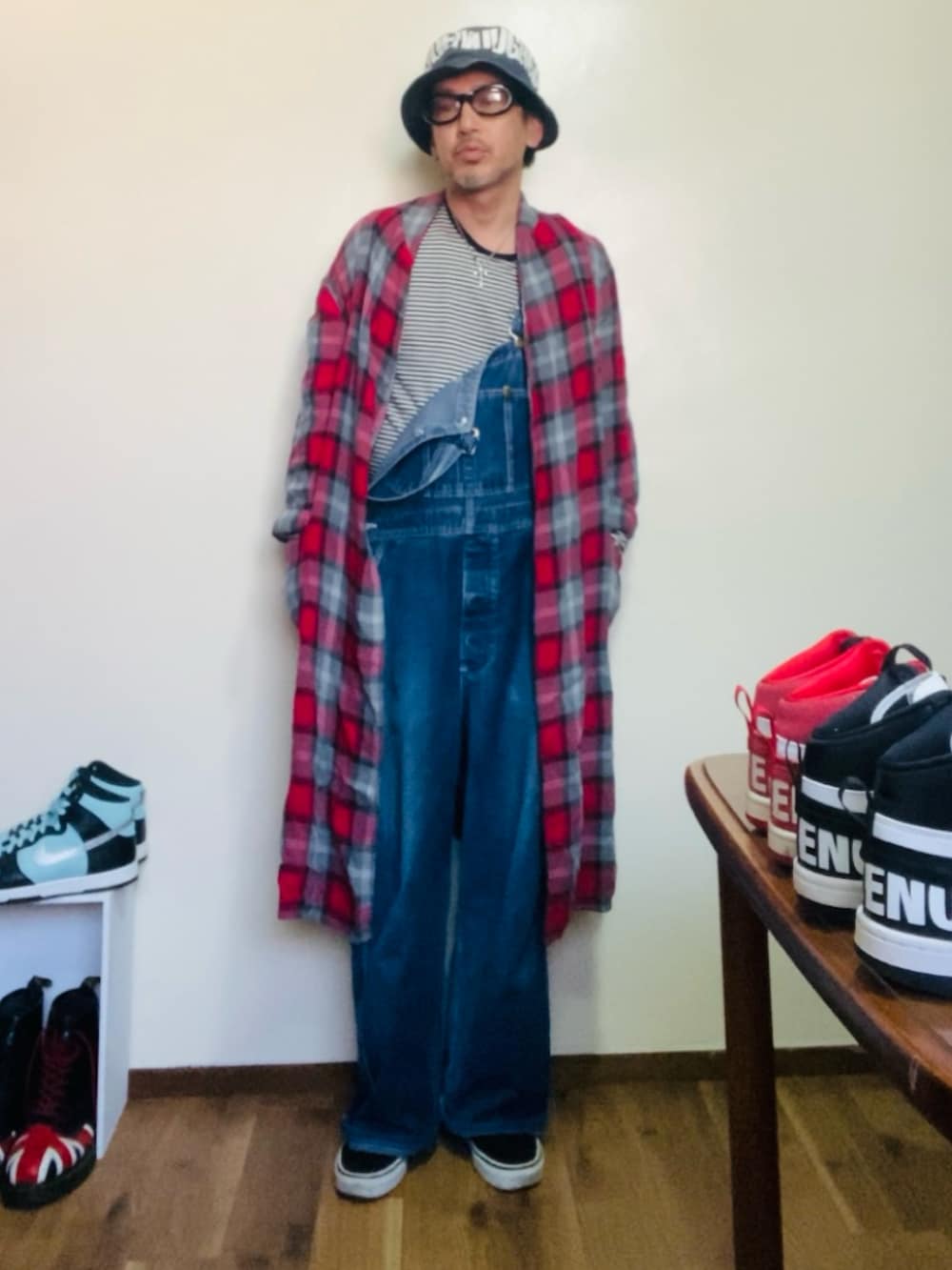 ピンク系のシャツ/ブラウス、ブラック系のトップス、ブルー系のサロペット/オーバーオールを着用したメンズの春コーディネートの2枚目の写真