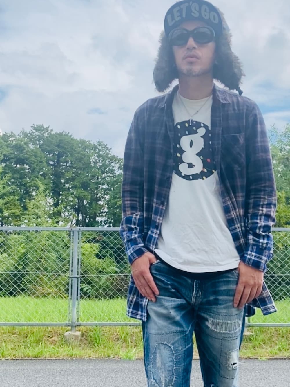 ブルー系のシャツ/ブラウス、ホワイト系のTシャツ/カットソー、ブルー系のデニムパンツを着用したメンズの秋コーディネートの5枚目の写真