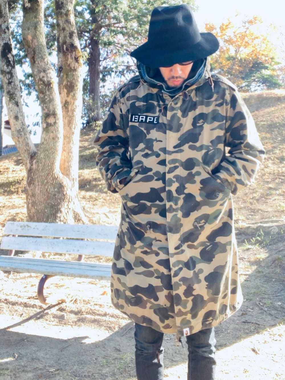 グリーン系のモッズコート、ブラック系のデニムパンツ、グリーン系のブーツを着用したメンズの冬コーディネートの3枚目の写真