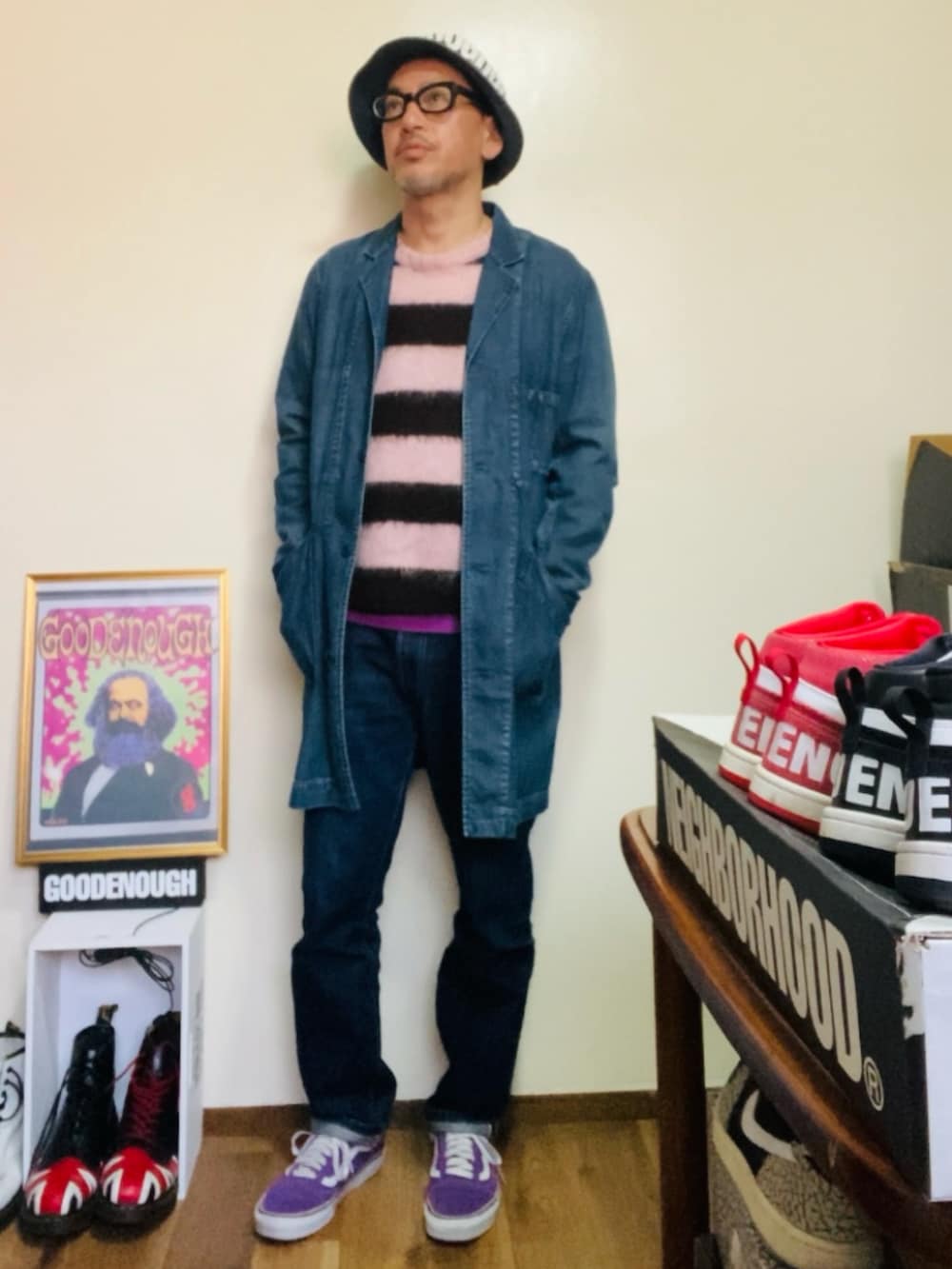 ブルー系のチェスターコート、ブルー系のデニムパンツ、パープル系のスニーカーを着用したメンズの春コーディネートの3枚目の写真