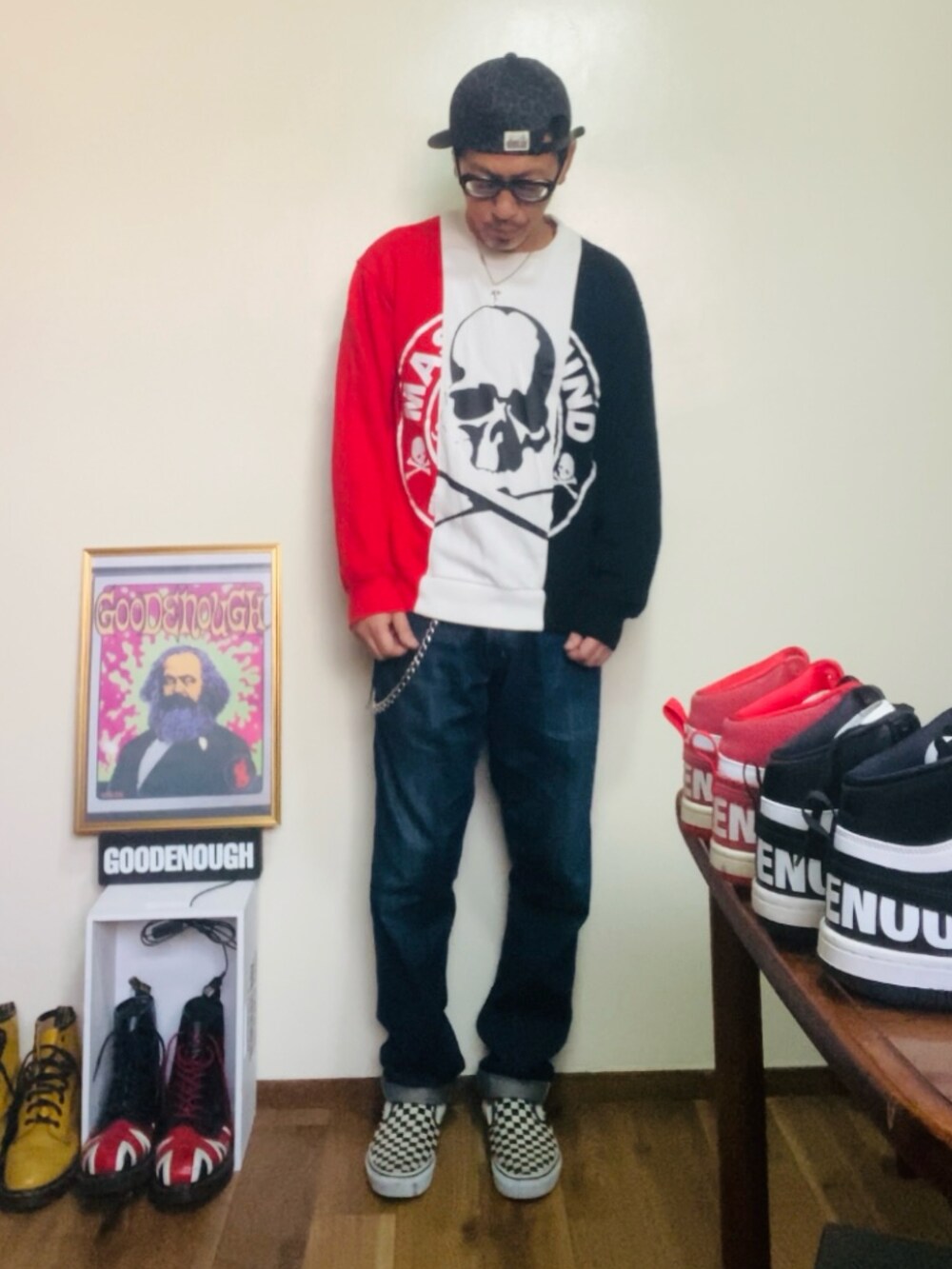 その他のスウェット、ブルー系のデニムパンツ、ホワイト系のスリッポンを着用したメンズの秋コーディネートの2枚目の写真