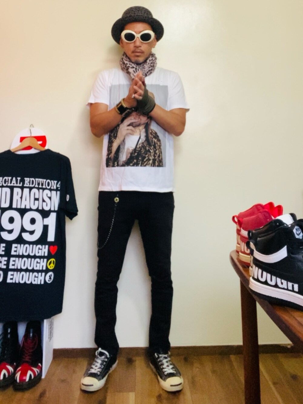 ホワイト系のTシャツ/カットソー、ブラック系のパンツ、ブラック系のスニーカーを着用したメンズの秋コーディネートの3枚目の写真