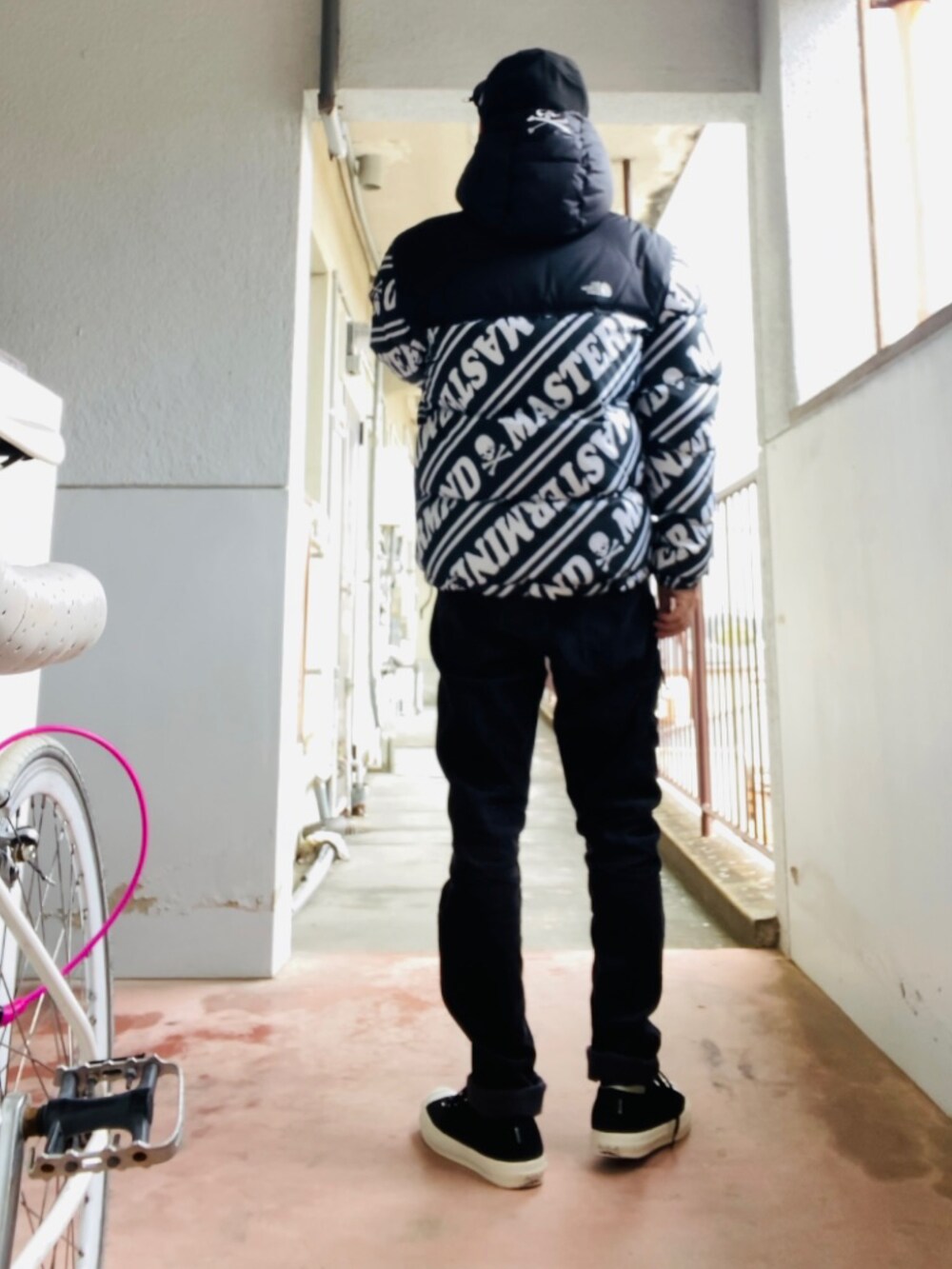 ブラック系のダウンジャケット/コート、グレー系のニット/セーター、ブラック系のその他パンツを着用したメンズの冬コーディネートの3枚目の写真