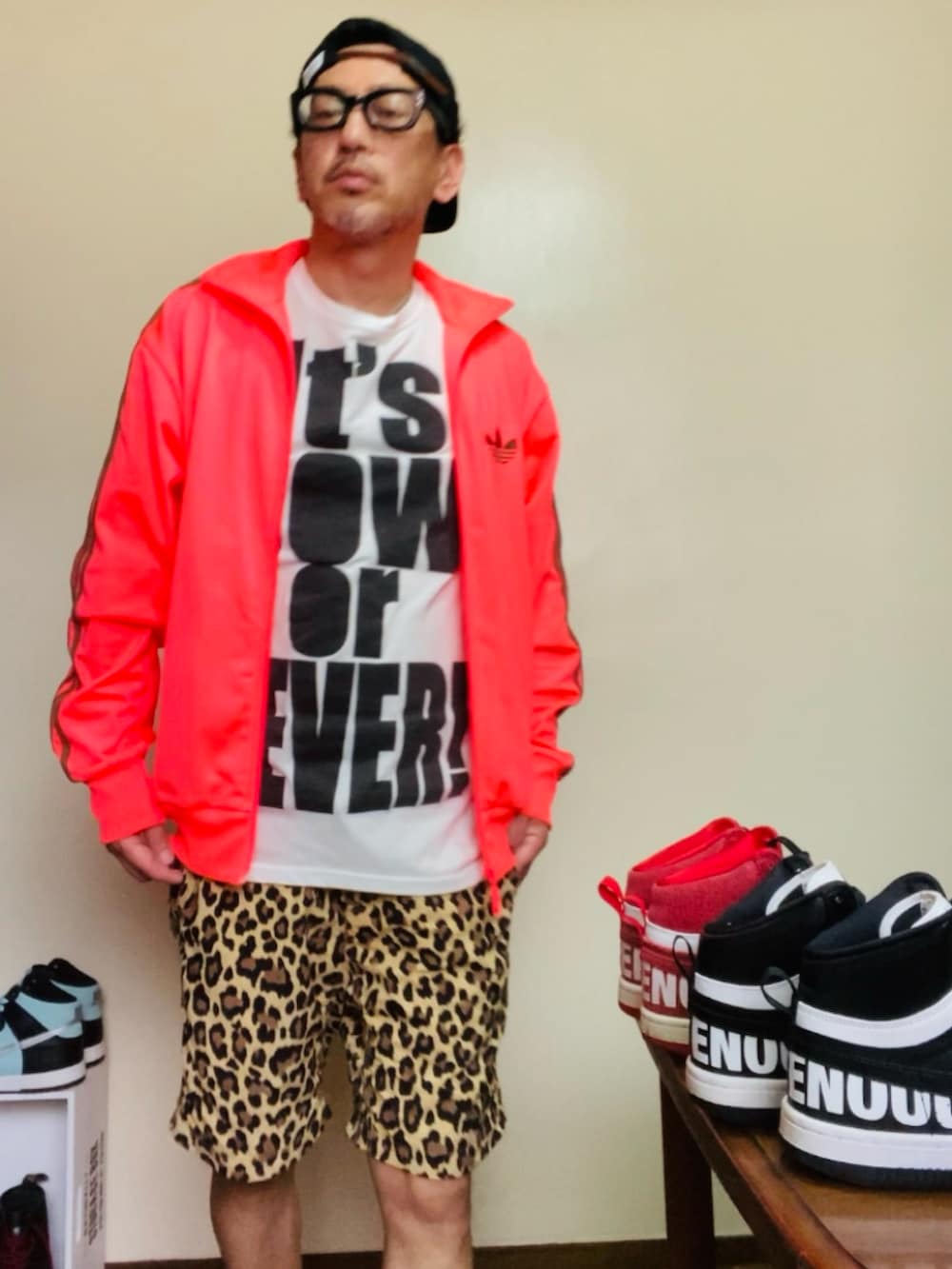 ピンク系のジャージ、ホワイト系のTシャツ/カットソー、イエロー系のその他パンツを着用したメンズの春コーディネートの3枚目の写真