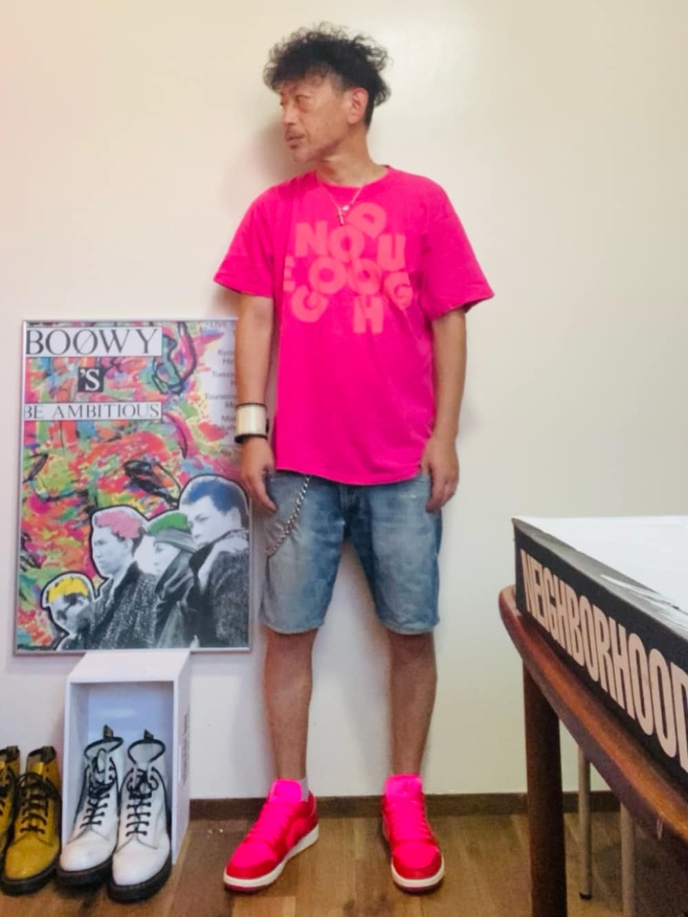 ピンク系のTシャツ/カットソー、ブルー系のその他パンツ、ピンク系のスニーカーを着用したメンズの夏コーディネートの2枚目の写真