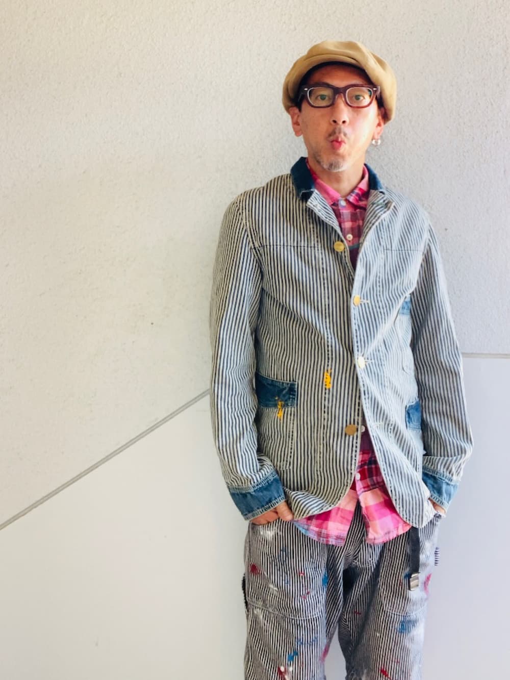 ブルー系のカバーオール、ピンク系のシャツ/ブラウス、グレー系のデニムパンツを着用したメンズの秋コーディネートの2枚目の写真