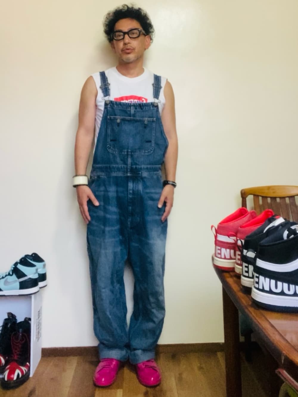 ホワイト系のタンクトップ、ブルー系のサロペット/オーバーオール、ピンク系のスニーカーを着用したメンズの夏コーディネートの2枚目の写真
