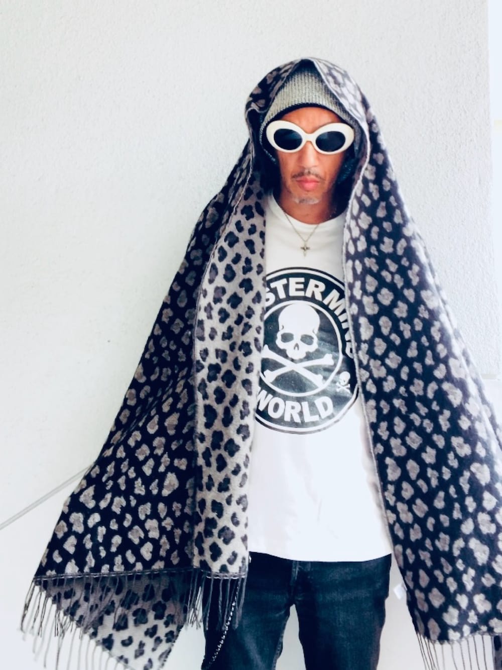 ホワイト系のTシャツ/カットソー、ブラック系のデニムパンツ、ブラック系のスリッポンを着用したメンズの春コーディネートの2枚目の写真