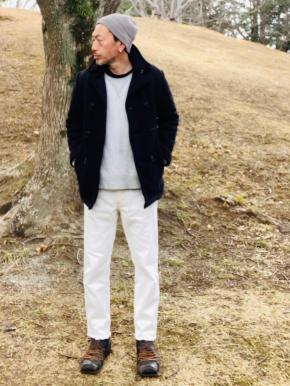 ブルー系のピーコート、グレー系のスウェット、ホワイト系のデニムパンツを着用したメンズの冬コーディネートの3枚目の写真