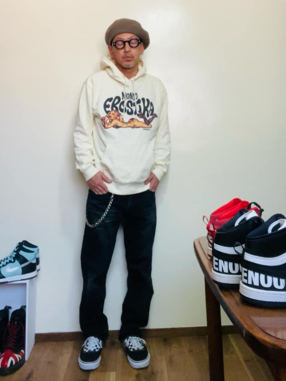 ベージュ系のパーカー、ブラック系のデニムパンツ、ブラック系のスニーカーを着用したメンズの春コーディネートの4枚目の写真