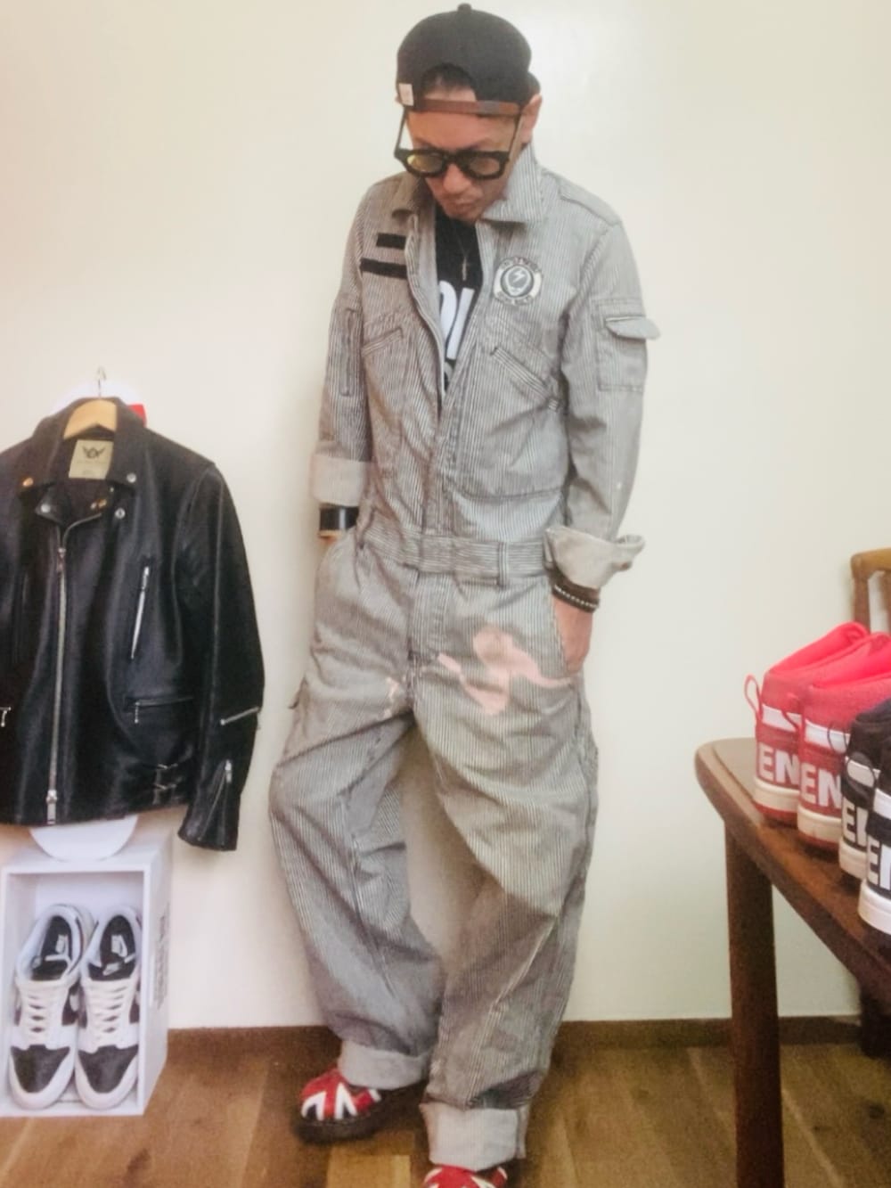 グレー系のつなぎ/オールインワン、ブラック系のブーツ、ブラック系のキャップを着用したメンズの秋コーディネートの3枚目の写真