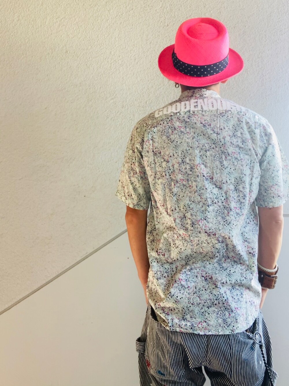 その他のシャツ/ブラウス、グレー系のデニムパンツ、その他のスニーカーを着用したメンズの夏コーディネートの4枚目の写真