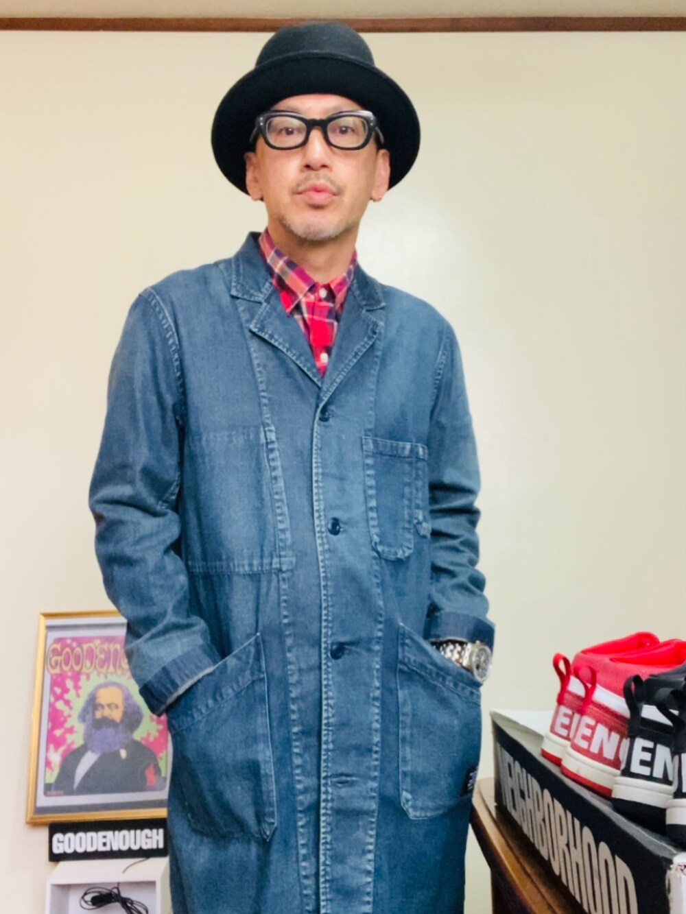 レッド系のシャツ/ブラウス、ブルー系のチェスターコート、ピンク系のスニーカーを着用したメンズの春コーディネートの5枚目の写真