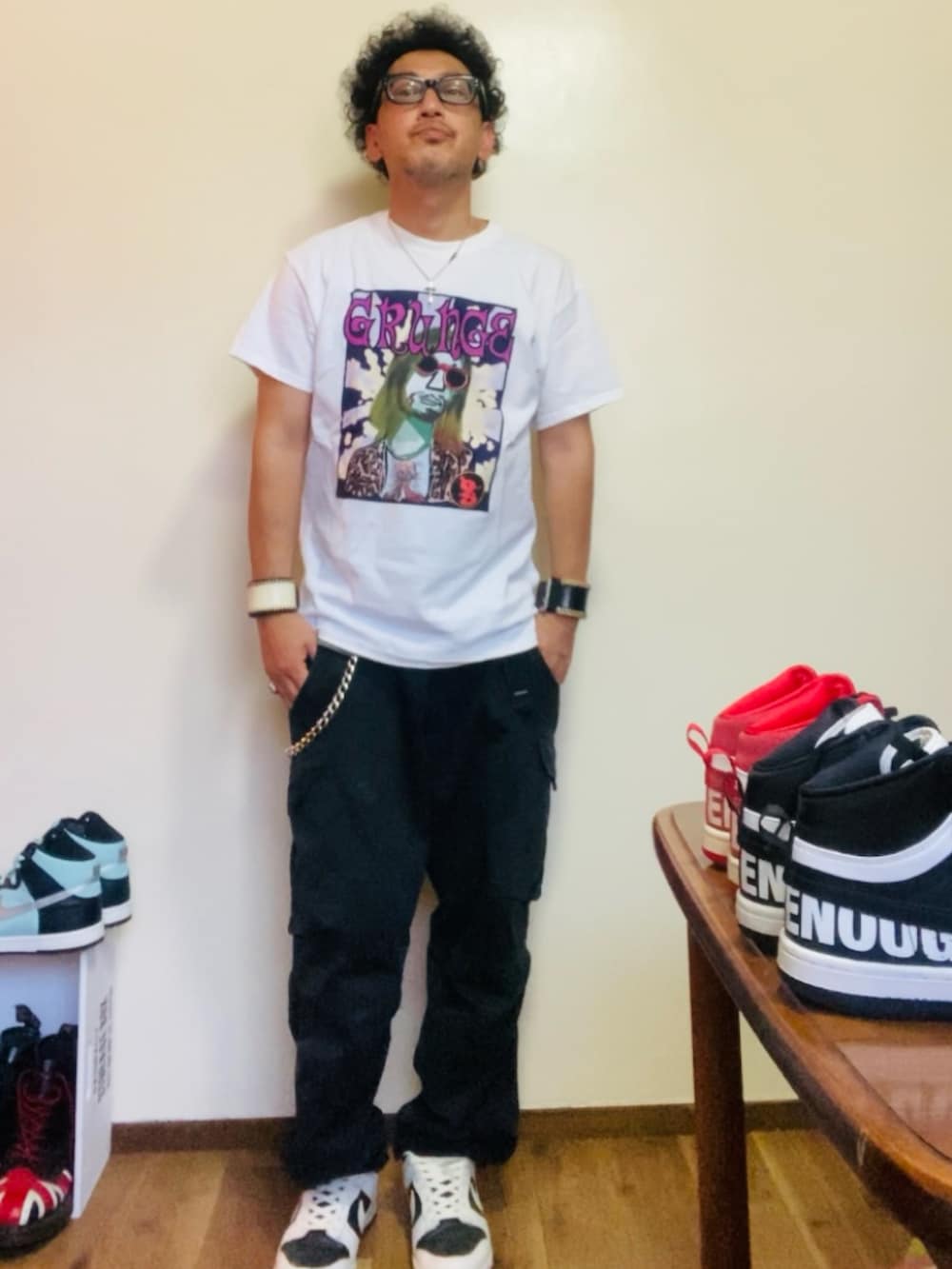 ホワイト系のTシャツ/カットソー、ブラック系のカーゴパンツ、ホワイト系のスニーカーを着用したメンズの夏コーディネートの4枚目の写真